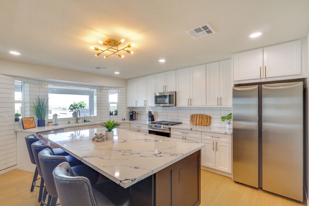 2 Mi to Windsor Beach! Updated, Sleek Family Home