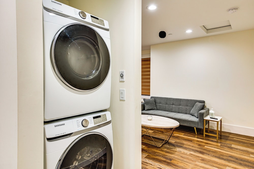 Quiet PNW Base: Walkable Apt in Normandy Park