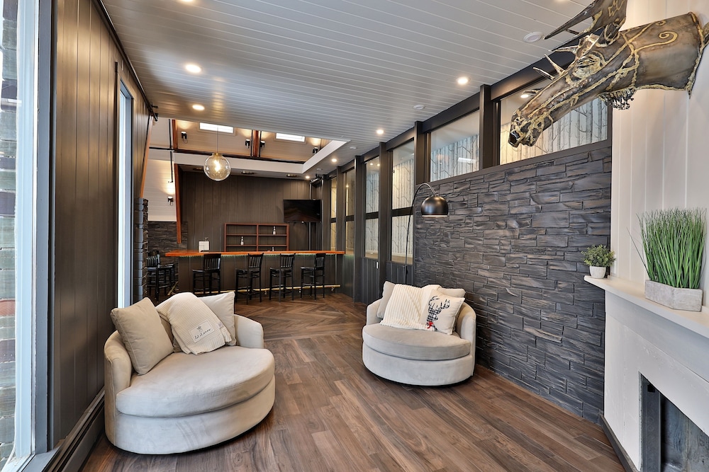 Rent An Inn! Takeover The Birch Ridge W/ Your Group. Mountain Lodge: 11 Rooms, Bar, Fireplace. 28ppl 11 Bedroom Home