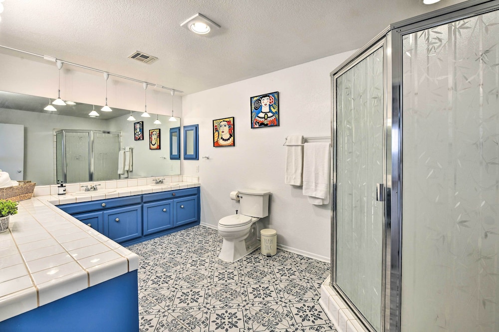 Chic Joshua Tree Pad w/ Mountain Views  Hot Tub - Property Image 32