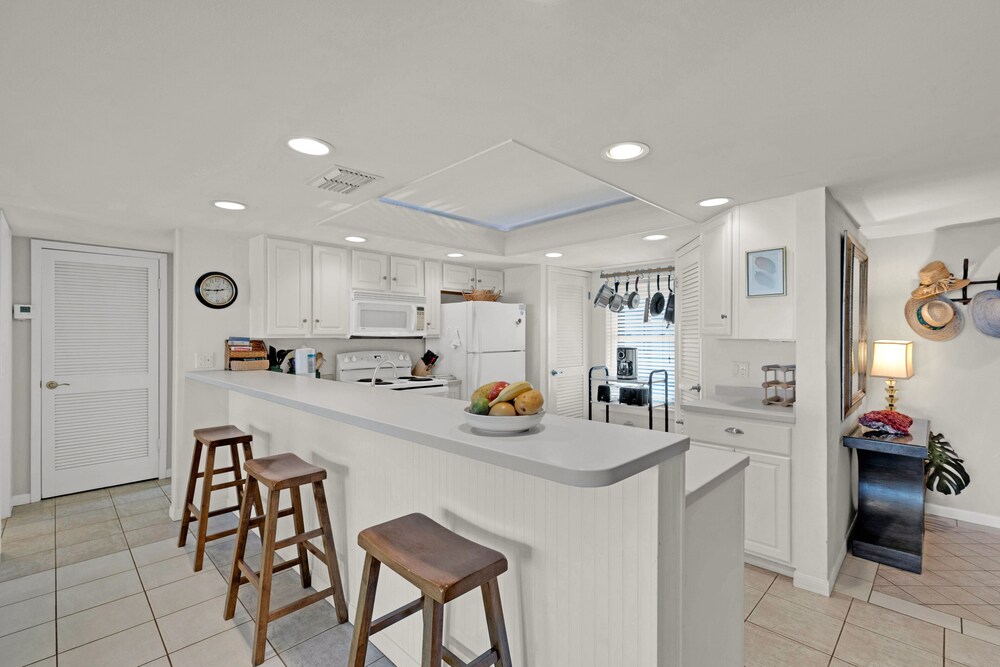 Beach House Unit #401 3 Bedroom Condo by RedAwning view 5