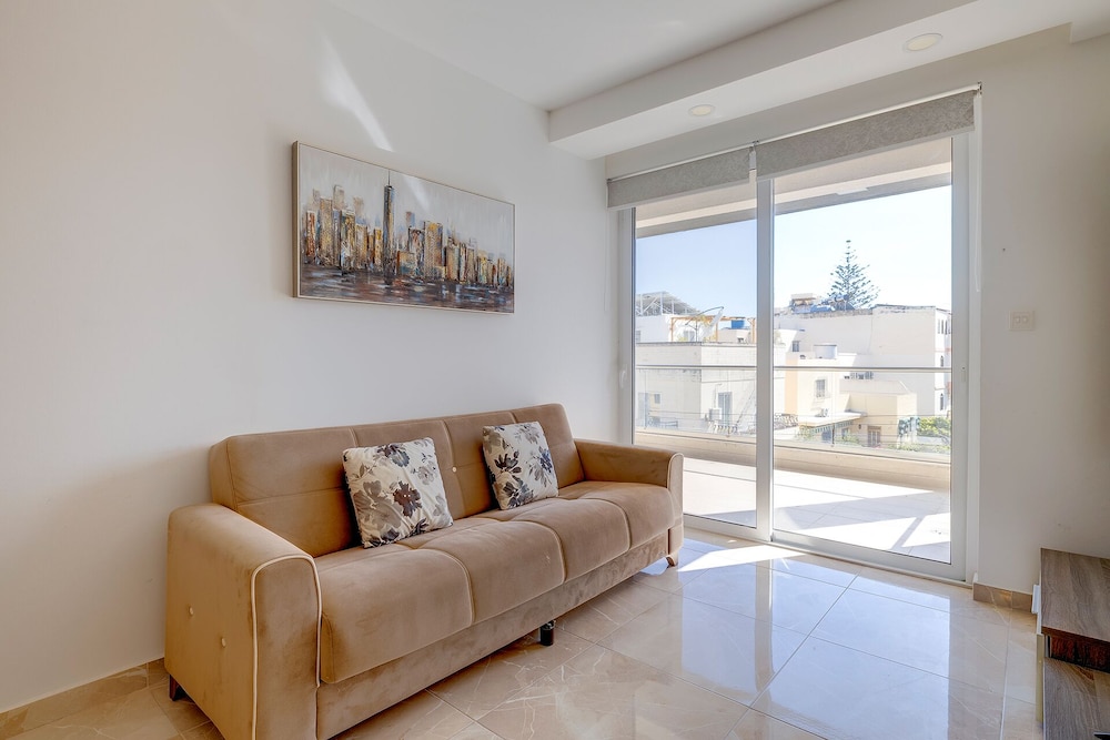 Cosy 1BR Apartment in Central St Julian's view 5