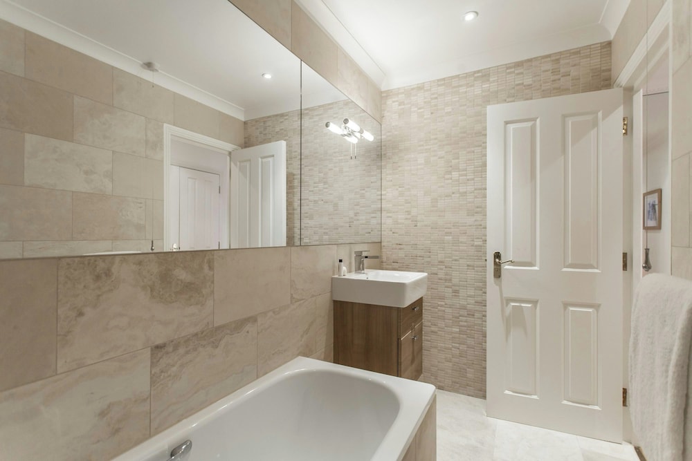 Theed Street by Onefinestay