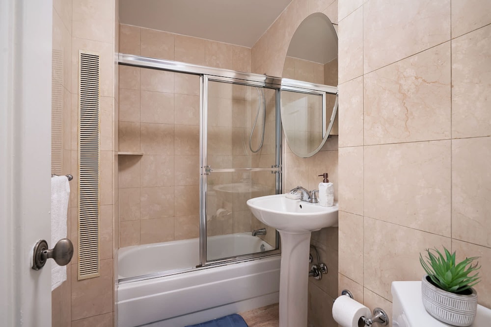 73-308 New 1BR 1bth UWS Doorman Gym