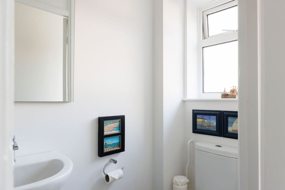 Beautifully Refurbished 4-bed Beachside Retreat