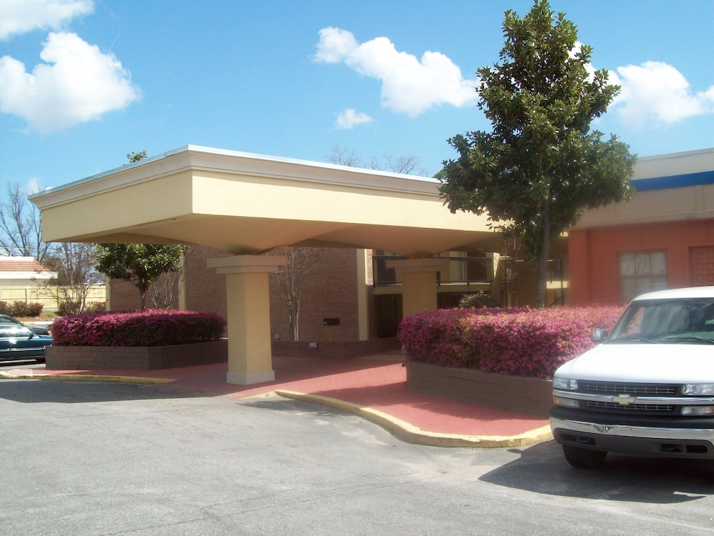 Statesboro Vacations - Quality Inn  Suites Conference Center Statesboro Historic District - Property Image 27