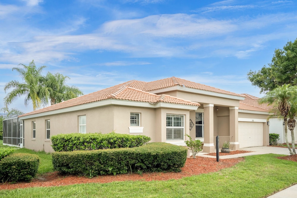 Upstay - Waterside Home With Pool and Hot Tub