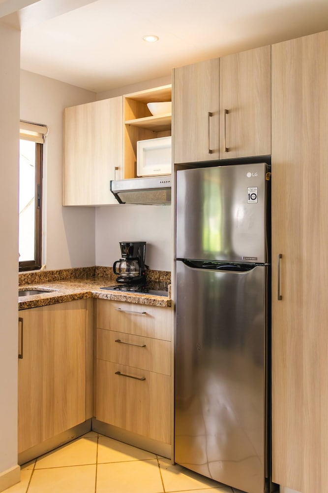 Cozy Condo with Panoramic Hillside Views from Rooftop Terrace and Short Walk to Beach