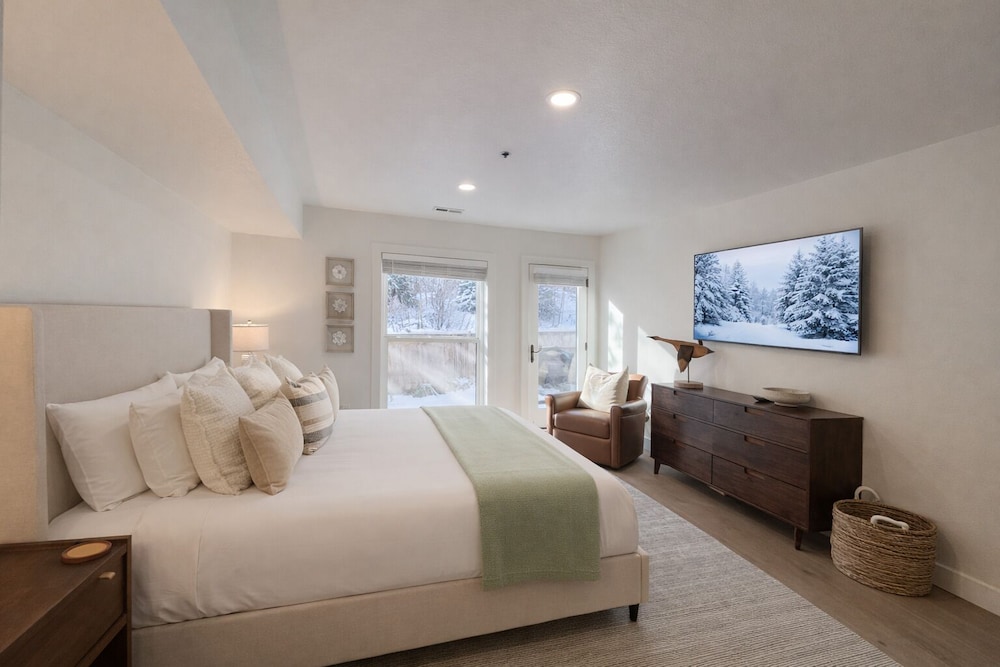 Woodside Avenue Retreat 1375 2 Bedroom Condo