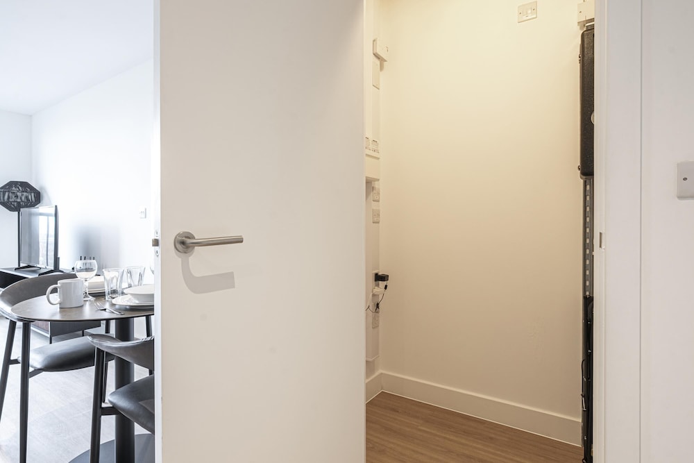 Modern Flat Near City Centre view 4