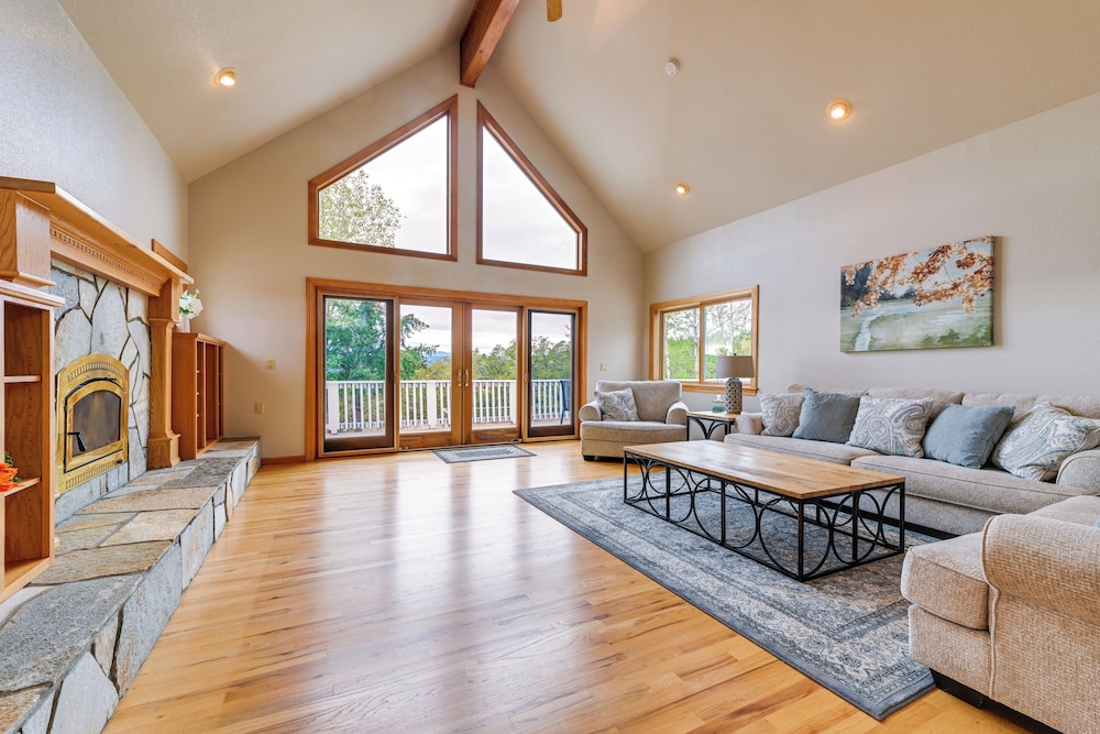 Vineyard Farmhouse in Oakland w/ Hot Tub!