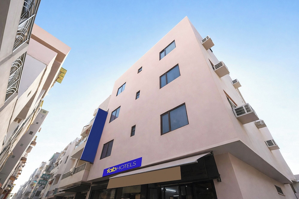 Fabhotel Aura Palace