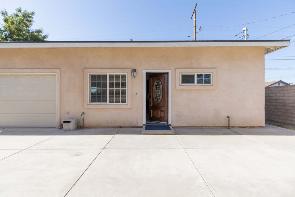 Elegant Retreat Modern Comforts Prime Location