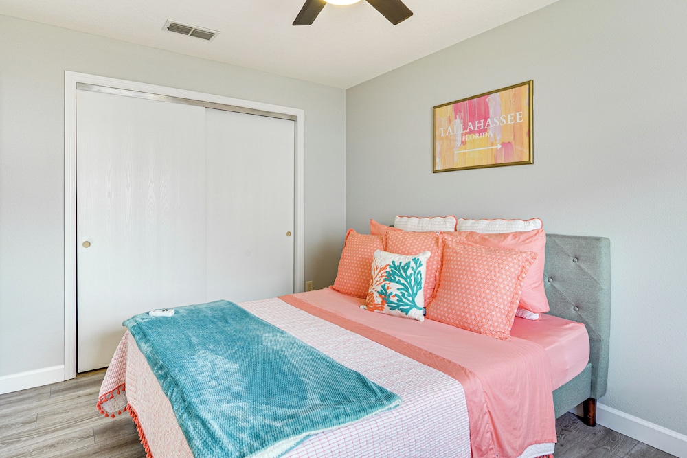 6 Mi to Lake Sumter Landing: Home w/ Perks!