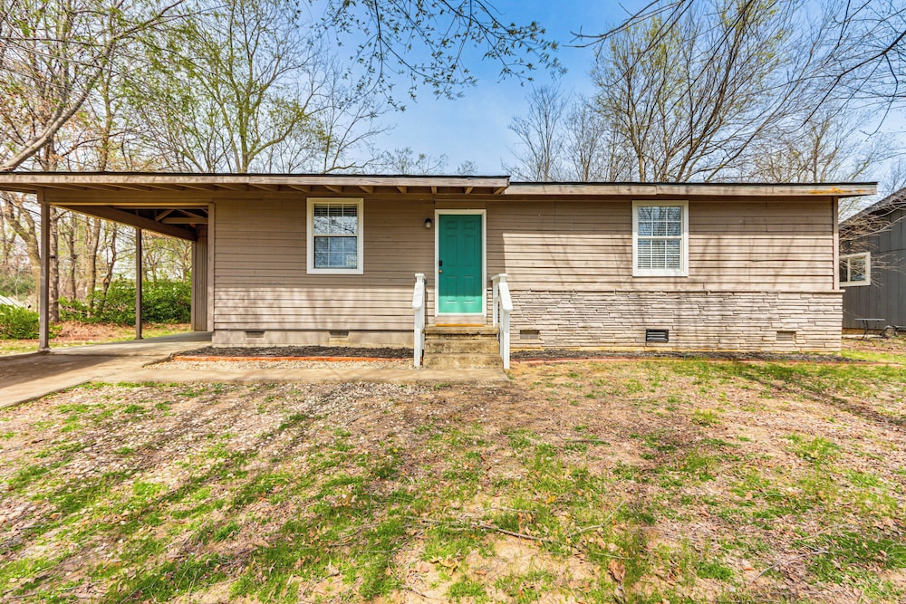4 Mi to Dtwn: Dog-friendly Fayetteville Home