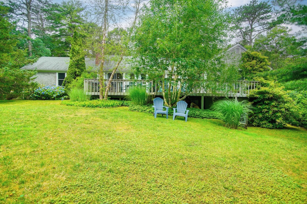 Furnished Deck: Retreat on Mashpee River!