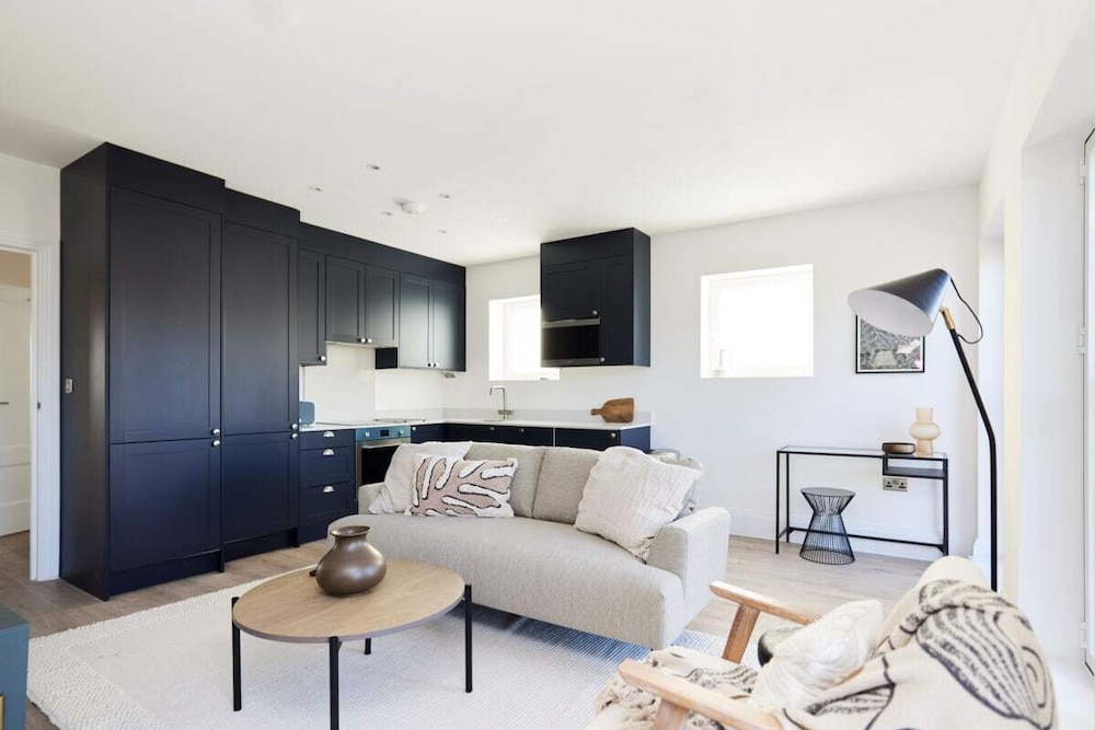 Wembley Vacations - The Wembley Park Sanctuary - Stunning 2bdr Flat With Balcony - Property Image 1