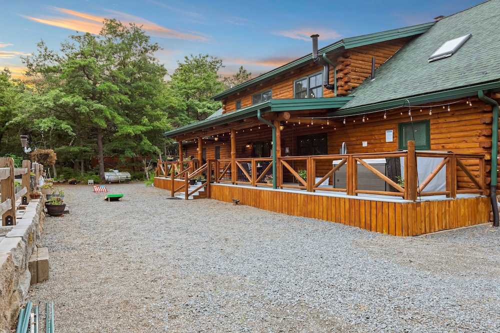 The Bigwood Cabin by Avantstay Hot Tub Firepit Pool Table Private Yard