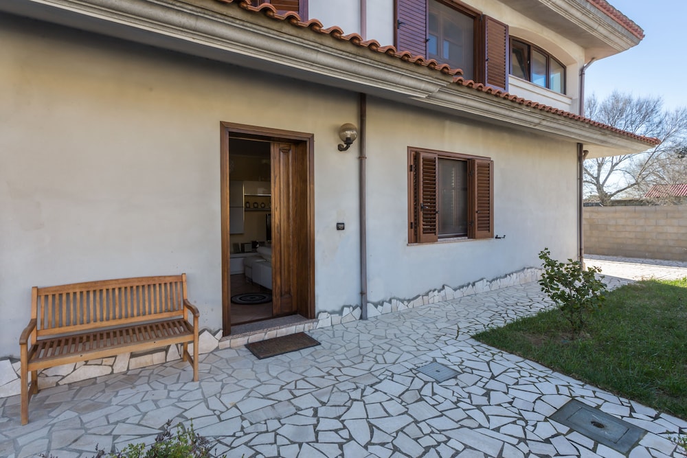 ANAELEHOUSEAPARTMENTS L.T.B.