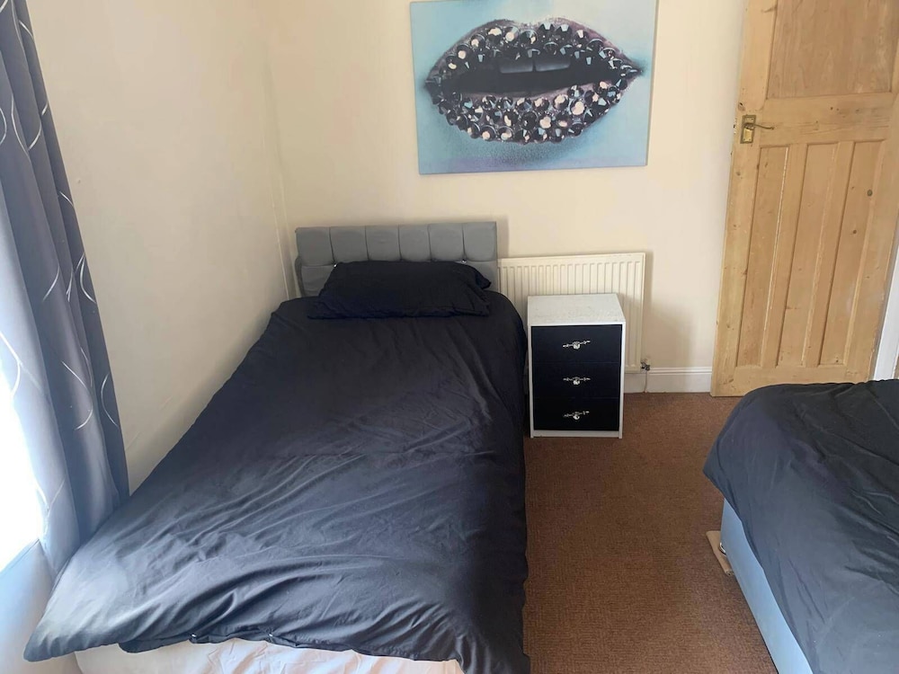 By the Sea, Sleeps 4-6, Private Patio, Nearbeach, Seasideretreat, Train to Liverpool or Chester is a hop Skip and a Jump Away