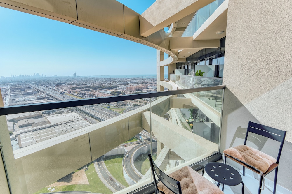 PVH - Contemporary 2BR - Aykon Tower C