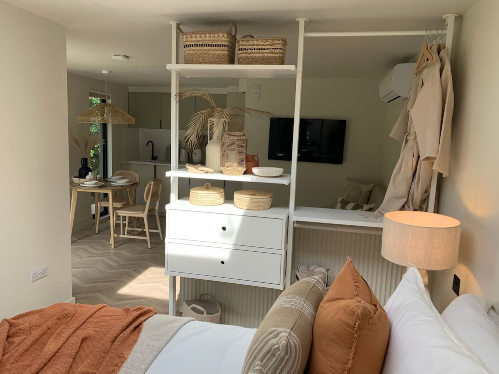 Stylish 4 Bed Home Close to Beach
