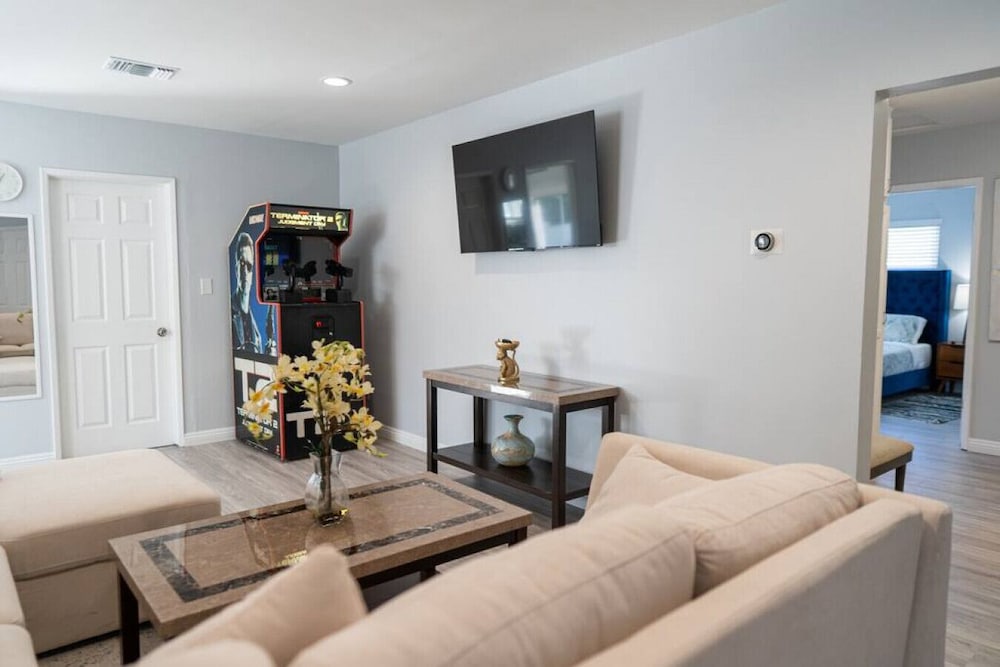 Disneyland 5BR Fullerton House Fully Remodeled 2023 w Garage Fenced Yard p61