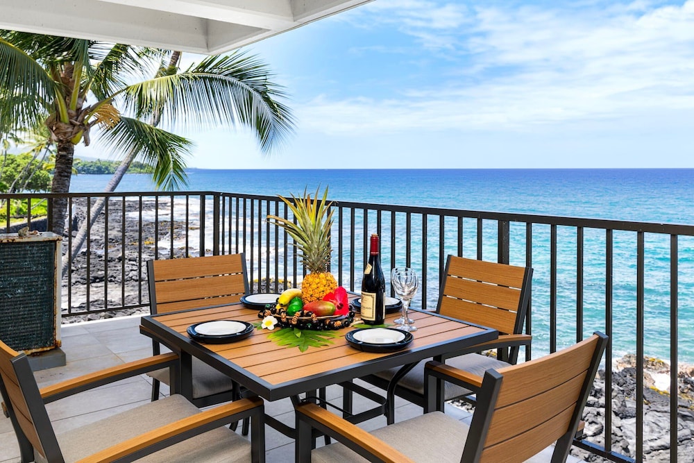 Oceanfront Elegance 2BR w/ Panoramic Views, Pool, Lanai + Concierge - Vrkcv