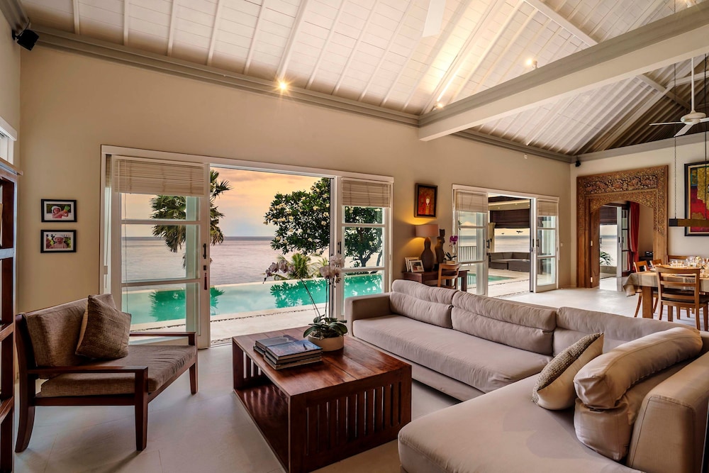 Villa Eden Roc by Alfred in Bali - Luxury Beachfront 3BR Villa With Infinity Pool Amed
