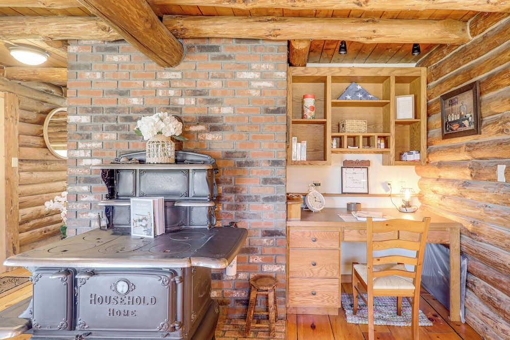 Near Trails, Lakes & Slopes: Cabin in Walpole!