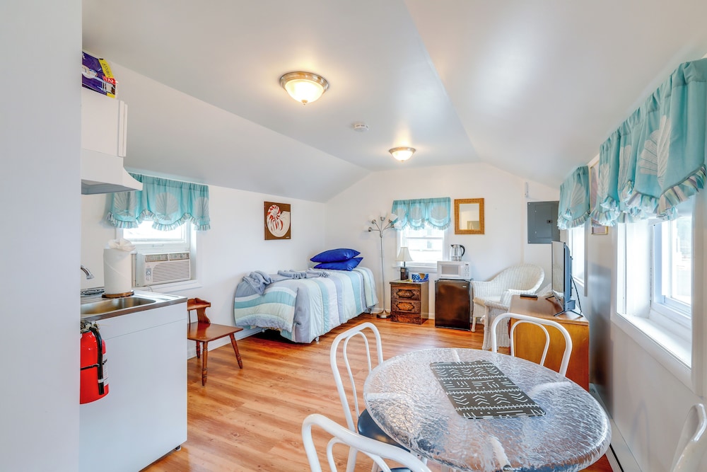 Steps to Surf City Beach: Pet-friendly Cottage!
