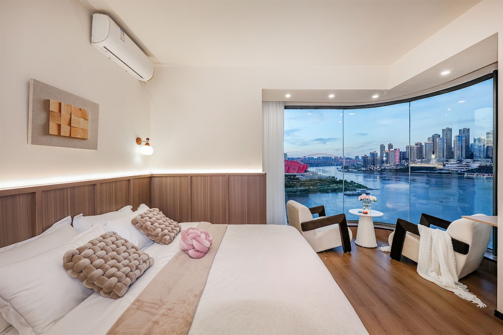 Baihong Riverview Drone Show Apartment