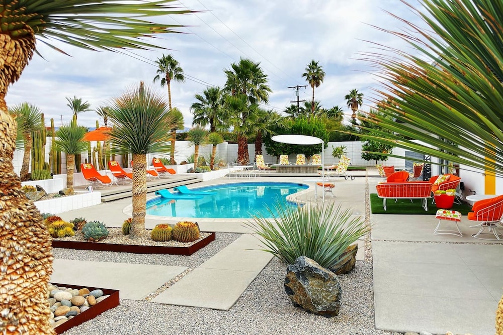 OG MCM w Saltwater Pool Hot Tub Dogs Welcome