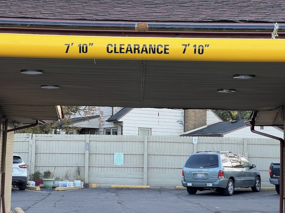 Deluxe Inn Motel