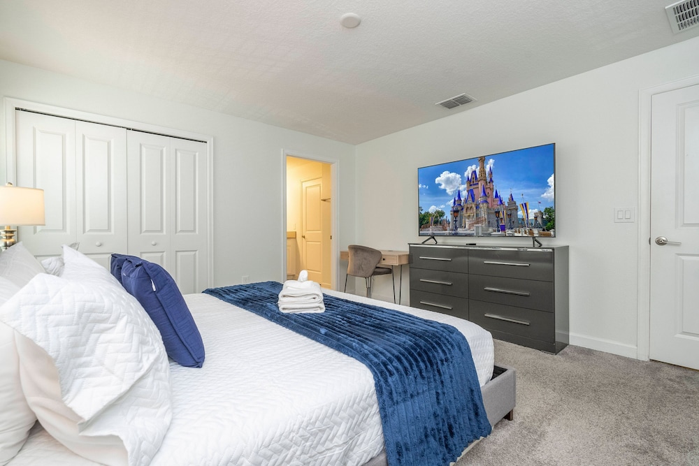 Beautiful 4 BR Close to Disney