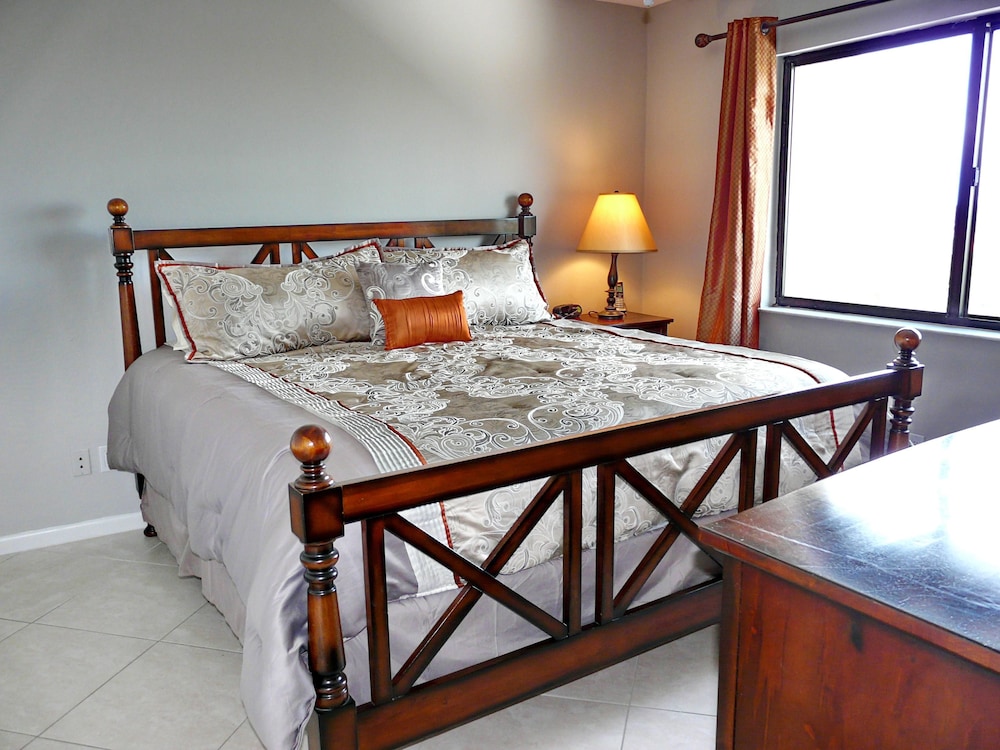 Inviting Beachfront Condo With Pool, spa and Views view 3