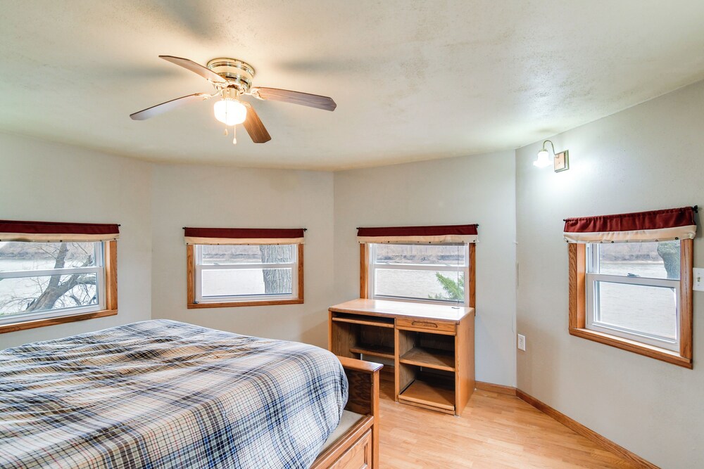 6 Mi to Dtwn Pella: Riverfront Cabin w/ Game Room!
