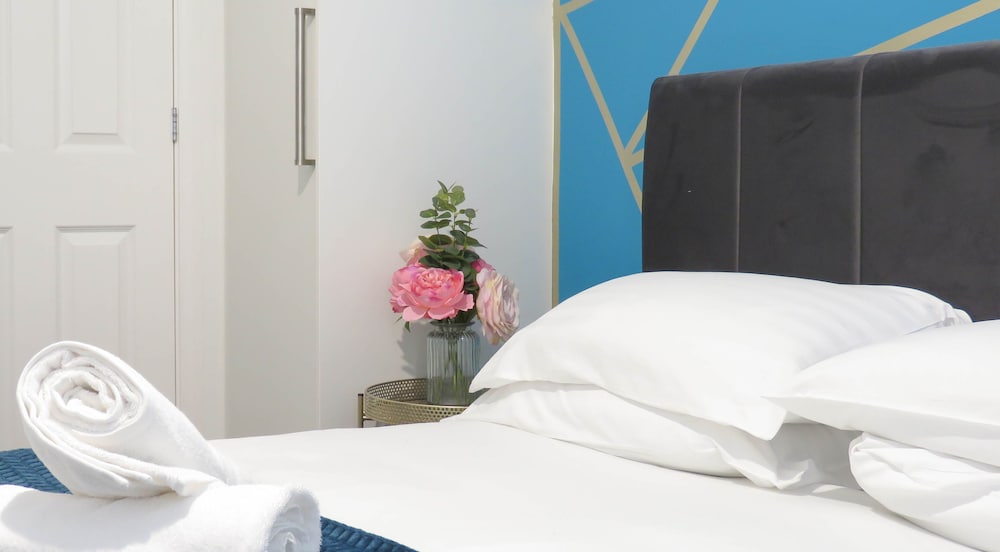 Tudors eSuites 3 Bedroom House & Garden view 3