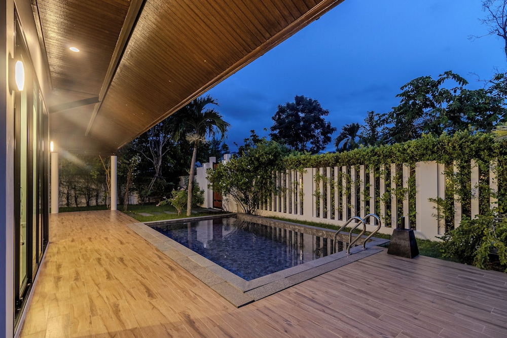 2BR with Pool & Garden Near Beach V242