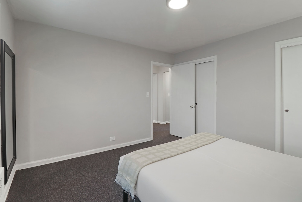 Cozy 1BR Apt Near Shops - Kimball C2