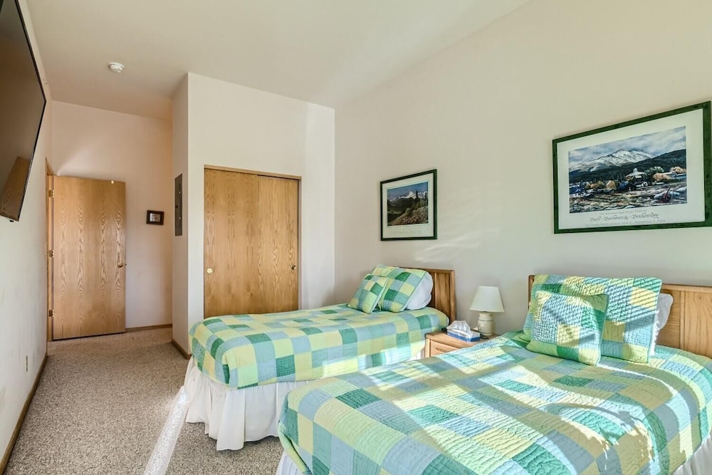 Lake Forest 201f 2 Bedroom Condo by RedAwning