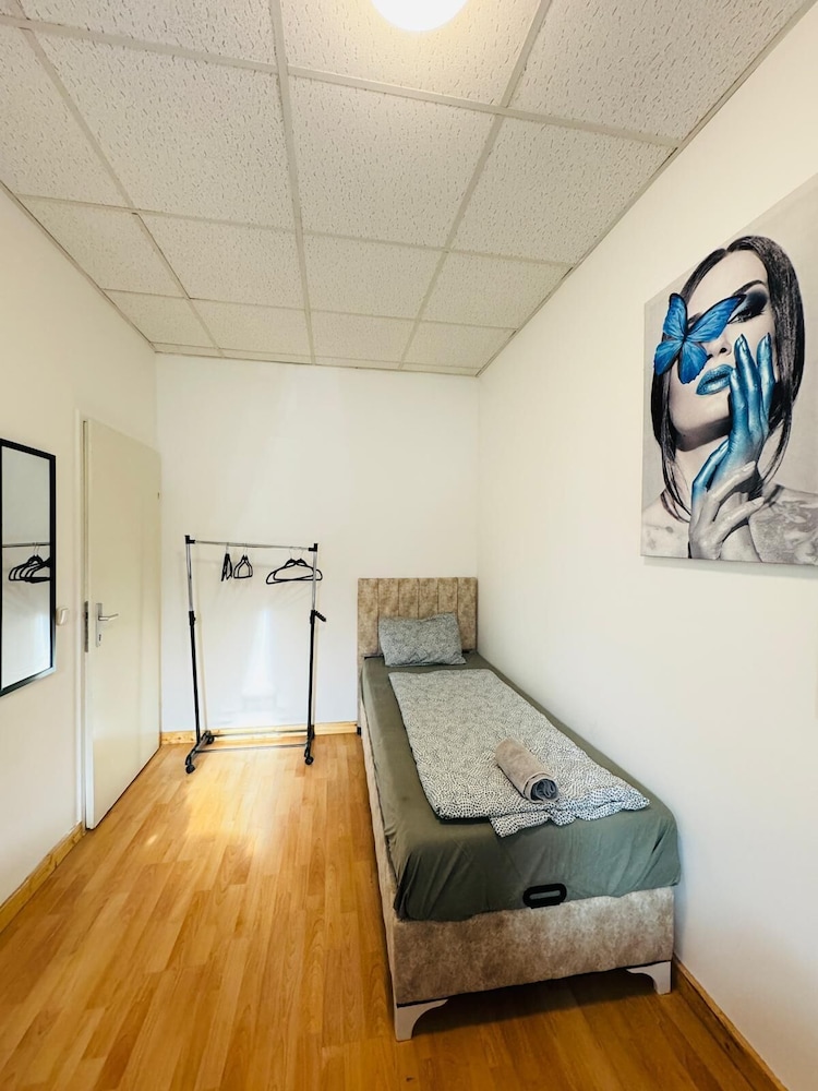 Cityside Two Bedroom Apt Budget Stay