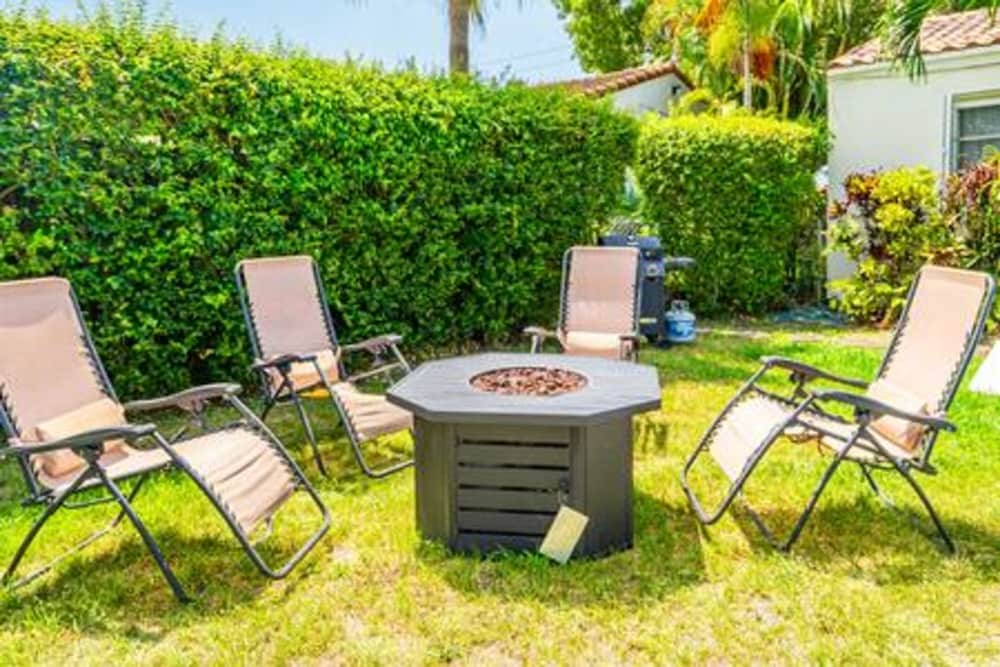437 NE 107th Pool Hot Tub Patio 5 Bedrooms 3 Baths Parking