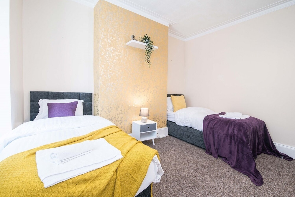 Contractor 4-bed House in Coventry view 2
