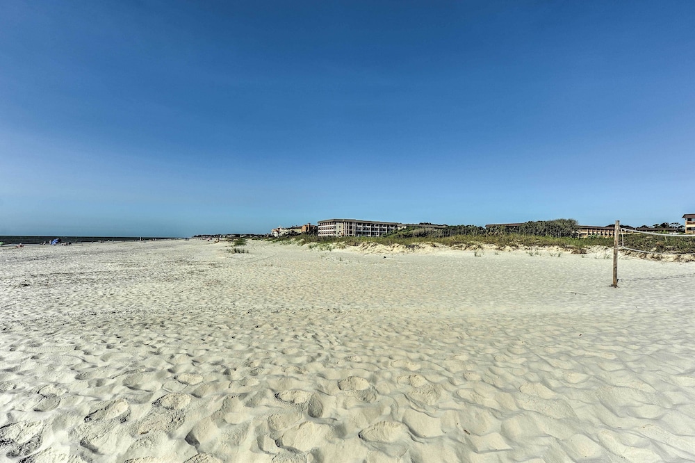 Pool, Tennis & Gym: Resort Condo in Hilton Head!