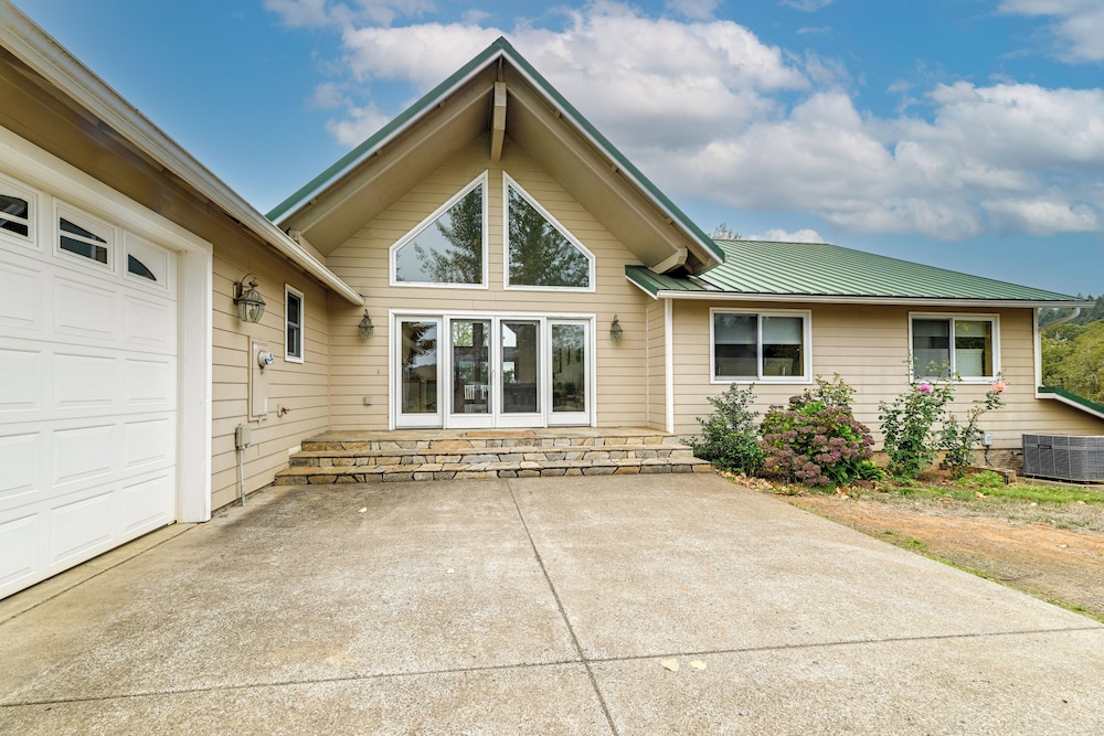 Vineyard Farmhouse in Oakland w/ Hot Tub!