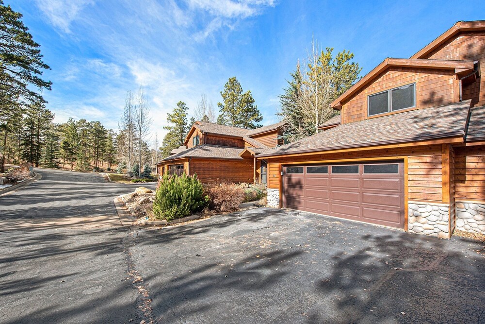 Fall River Retreat - Monthly Long-term Vacation Rental 3 Bedroom Townhouse by RedAwning