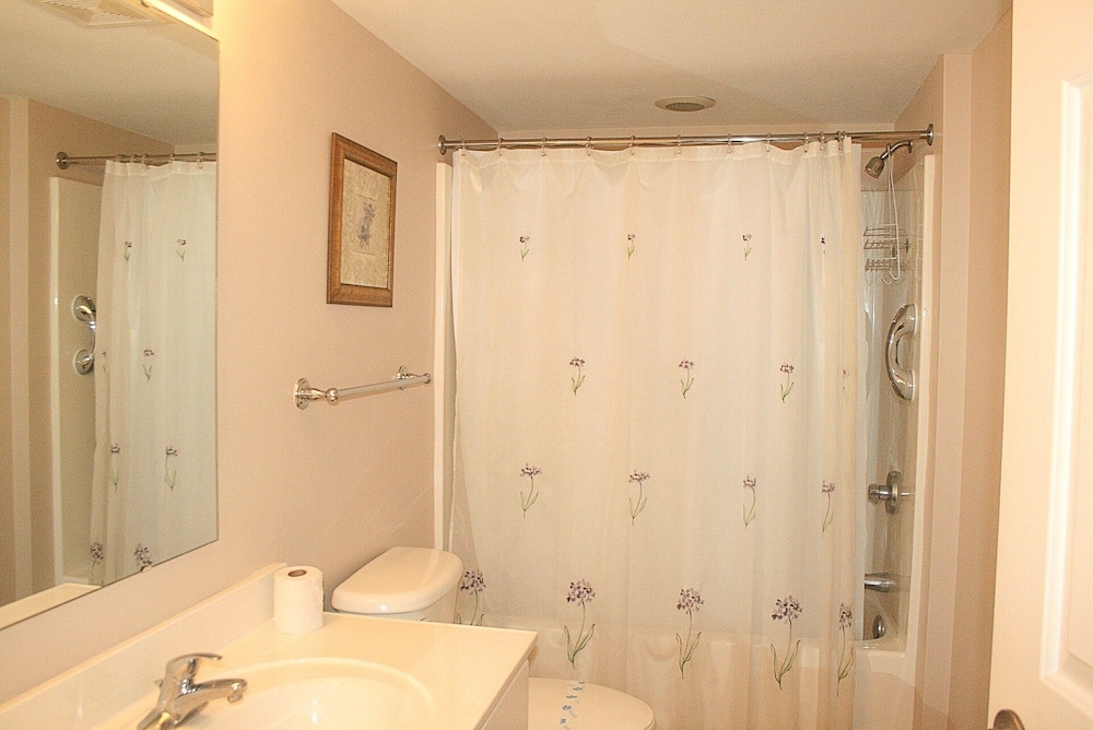 Sunrise Pointe 11f 3 Bedroom Condo by RedAwning