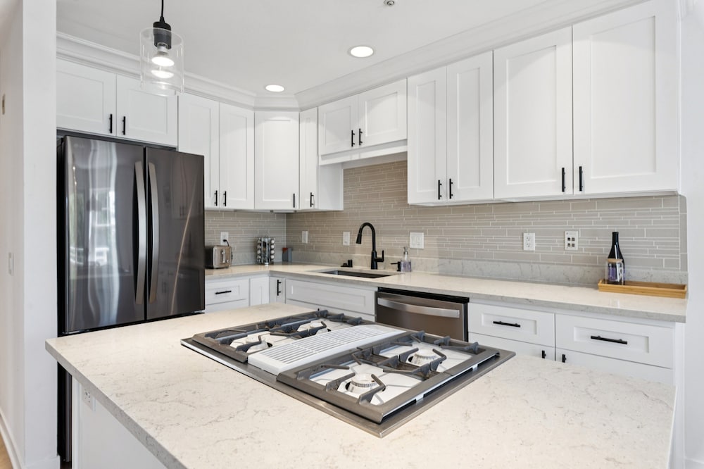 Walkable Seattle Gem Close To Everything 2 Bedroom Condo