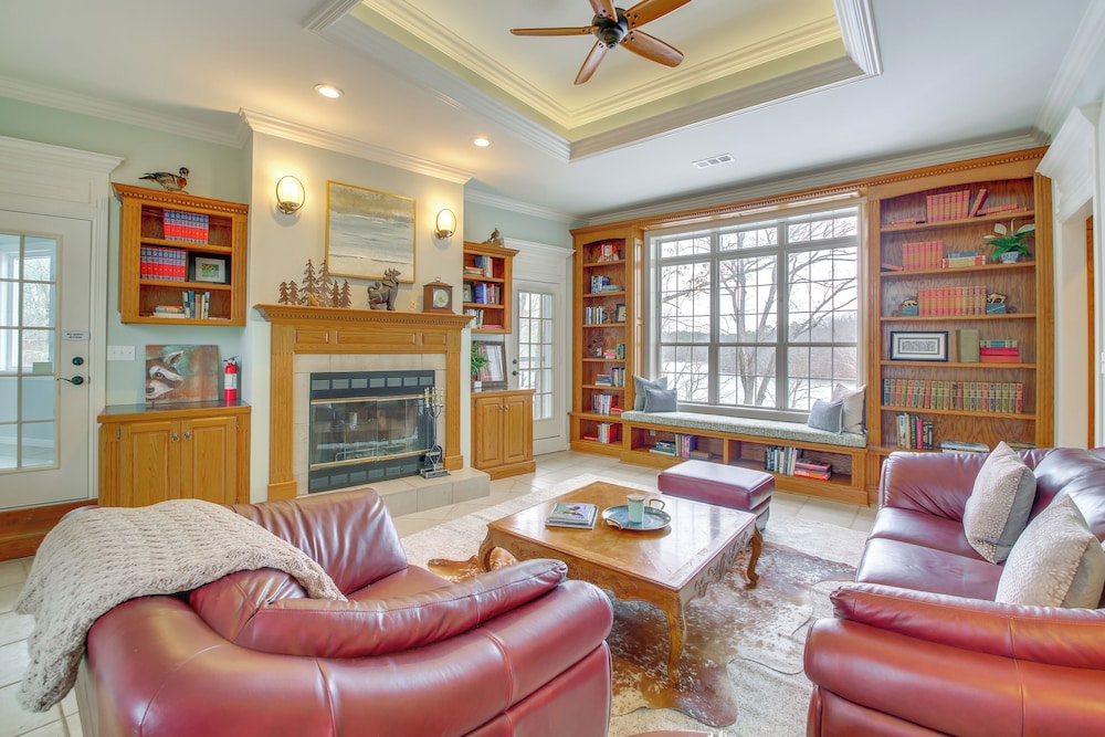 Screened-in Porch w/ Views: Hot Springs Getaway!